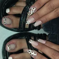 کاشت ناخن و مژه