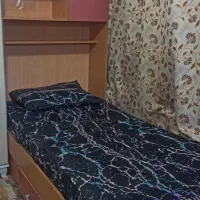 تخت خواب و کتابخانه