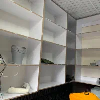 میز مغازه و قفسه چوبی ویترین|کتابخانه، شلف، قفسه‌های دیواری|محمدشهر, همایون ویلا|دیوار