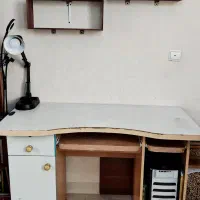 میزتحریر و کامپیوتر