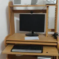 یک عدد کامپیوتر همراه با میز