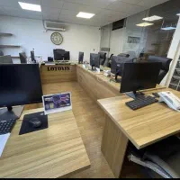 کارشناس فروش خانم در شرکت لوتوس