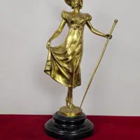 مجسمه برنز دختر عصا بدست hong برنزی