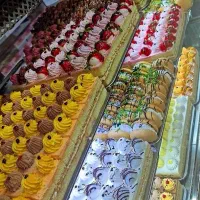 کار در کارگاه شیرینی پزی