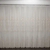 پرده گل برجسته  با زیری. ۲/۵ در ۵ متر.