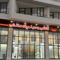 فروشنده در فروشگاه کاشی و سرامیک