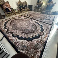 مبل راحتی و میز ال ای دی و قالی