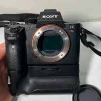 بدنه سونی R2 بهمراه گریپ و لنز سونی ۵۰ میلیمتری1/8|دوربین عکاسی و فیلم‌برداری|تهران, نجات اللهی|دیوار