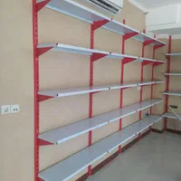 قفسه کنار سوپرمارکتی