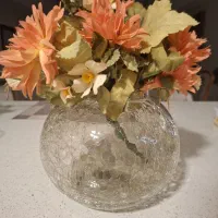 گلدان با گلهای مصنوعی