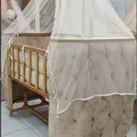تخت و گهواره کنار مادر