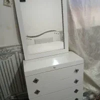 تخت دونفره ومیزارایش ودوعددمیزبغلی