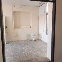 درب ورودی و پنجره بزرگ