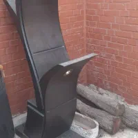 یک دکور و یک میز بزرگ چوبی