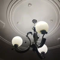 سه عدد لوستر و ساعت ایستاده