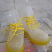 تعدادی بوت چکمه شیشه ای