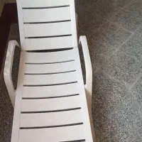 تخت استراحت کنار استخر