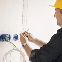 استخدام نیروی برق کار