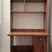 میز تحریر و کتابخانه