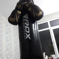 کیسه بوکس به همراه دستکش