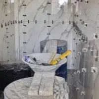 خدمات کاشیکاری دیوار نصف نرده دور باغچه نصب صراحی