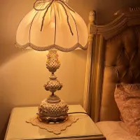 آباژور چینی ظریف و زیبا با خط طلا