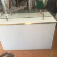 یک میز کانتر وصندلی