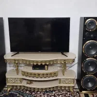 تلویزیون و میز تلویزیون و باند