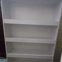 یک عدد کتابخانه بزرگ و یک عدد کمد
