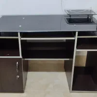 میز تحریر و کامپیوتر
