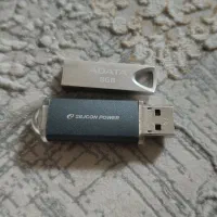 فلش ۸ و ۴ گیگ