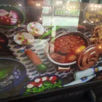 یک همکارخانوم برای ظرف شوستن