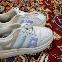 کفش اسپرت سایز ۳۹ به فروش میرسد