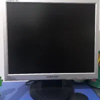 مانیتور کامپیوتر و کیس به همراه کمی وسایل