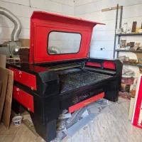 استخدام نیروی ماهر مسلط به لیزر کات