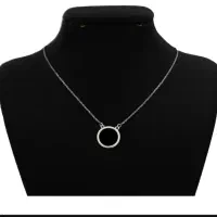 گردنبند مشکی و دور نگ