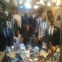 فروشنده ساده آقا در کت شلوار