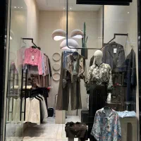 فروشنده خانم بوتیک زنانه محیط زنانه