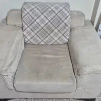 مبل ۴ نفره کرم رنگ به همراه میز وسط و گوشه|مبلمان خانگی و میز عسلی|تهران, مجیدیه|دیوار