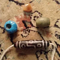 ۳عدد مهره قدیمی ویک سنگ کوچک عقیق