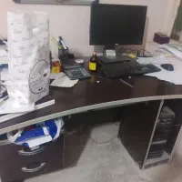 میز اداری و کامپیوتر