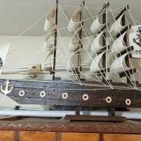 کشتی چوبی دست ساز و ساعت ایستاده چوبی