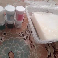 مقداری پارافین شمع و رنگ پودری شمع