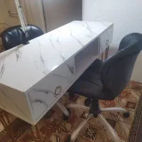 دو عدد صندلی و یک عدد میزز