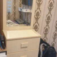 دراور ۴ کشو پشت اینه قفسه داره کلی لوازم جا میشه