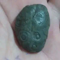 چند وسیله و مهره و نگین قدیمی و کهنه و تزیینی