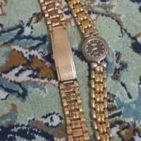 یک ساعت روکش طلا و یک بند ساعت طلای نورد شده