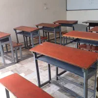 ۸ عدد میز و نیمکت ،بدنه آهن رویه ها چوب در حد