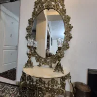 آینه و شمعدان و لوستر با دیوار کوب