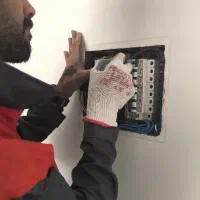 برقکار باتجربه فوری تمام خدمات برقی ساختمان/مغازه